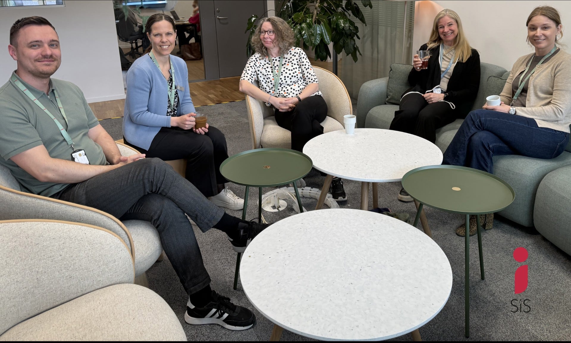 Fyra människor har trevligt runt ett bord.