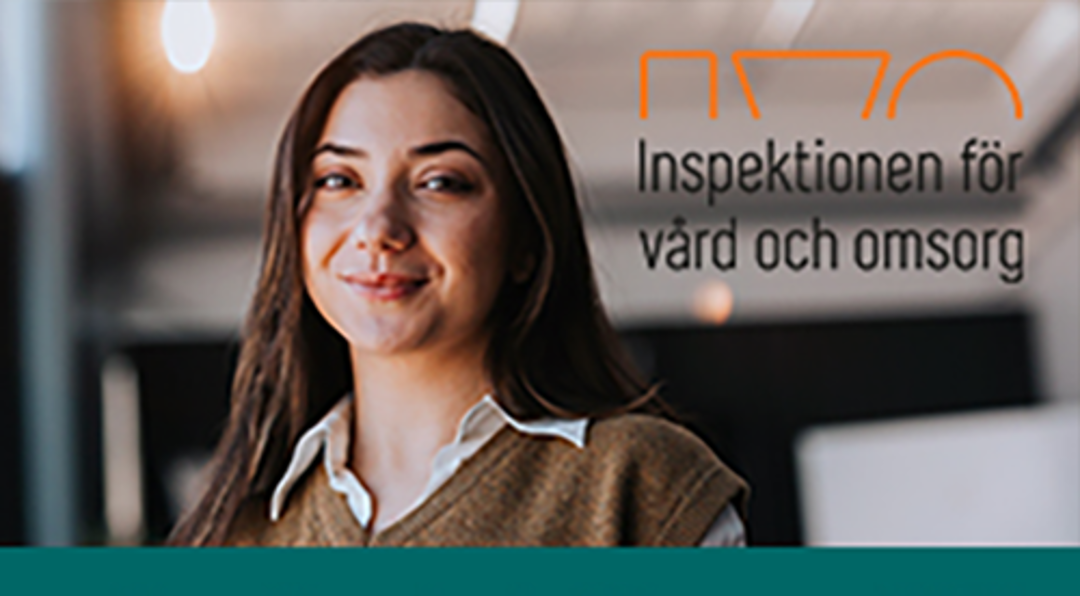 Logotyp IVO - Inspektionen för vård och omsorg. Glad kvinnlig medarbetare.