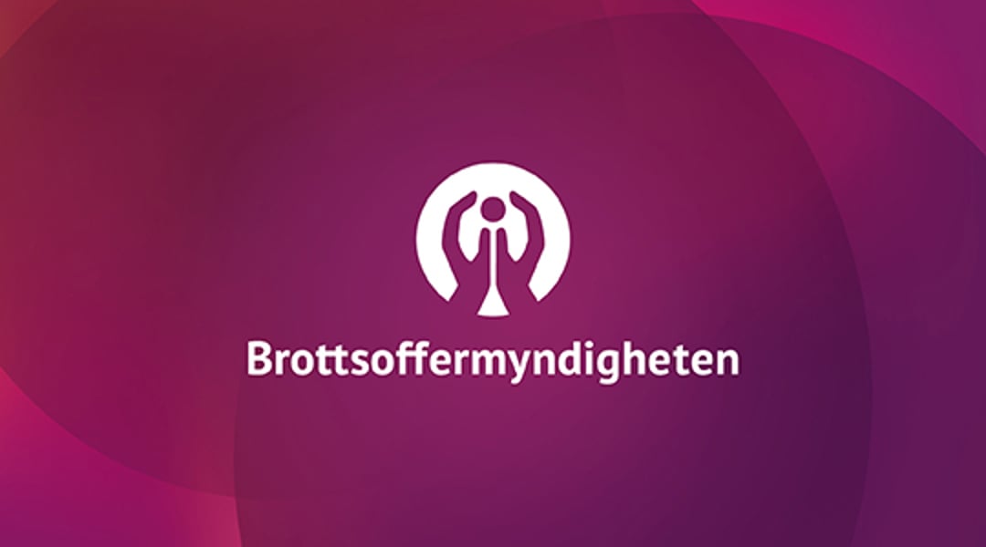 Brottsoffermyndighetens logotyp på en vinröd platta med tre cirklar.