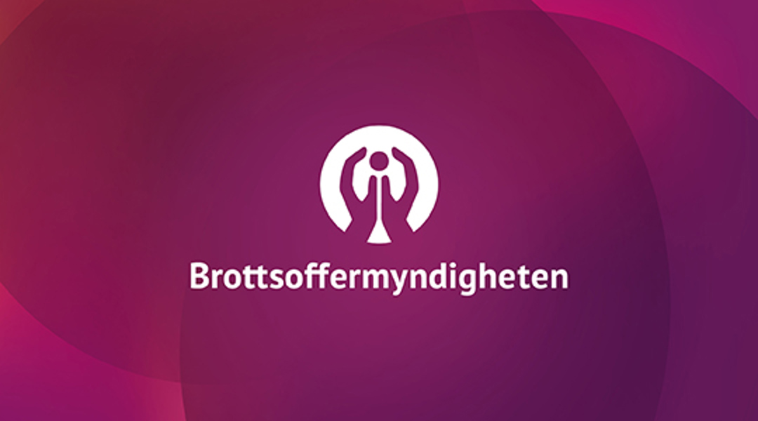 Lilatonad platta med Brottsoffermyndighetens logotyp.