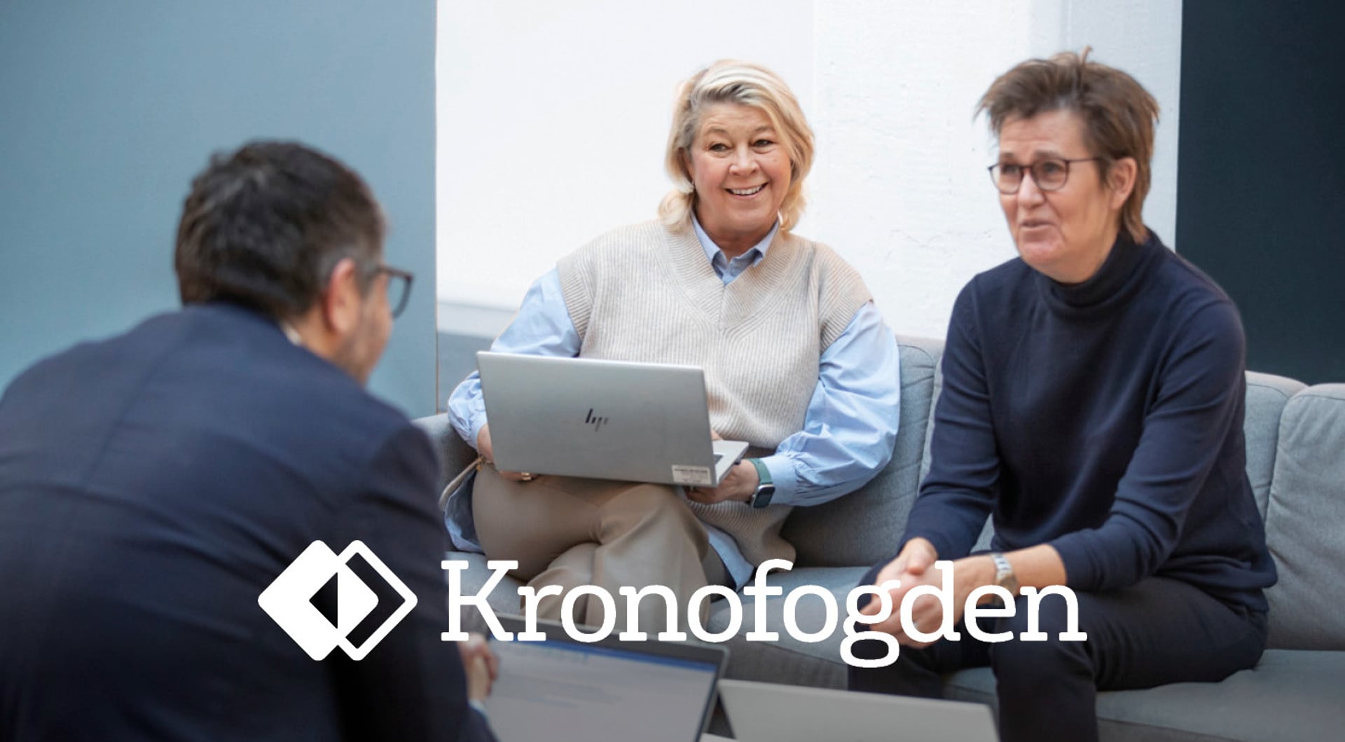 I bakgrunden en kvinna med en dator i knät. I förgrunden en ryggtavla av en man med mörk kavaj. Logotyp Kronofogden.