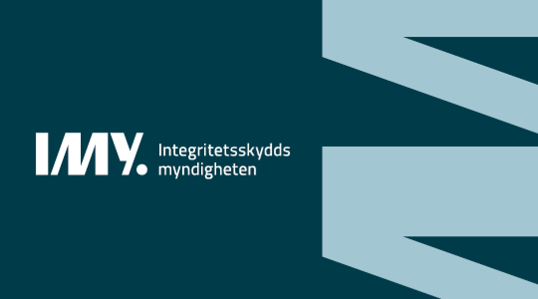 Grönfärgad platta med IMYs logotyp på.