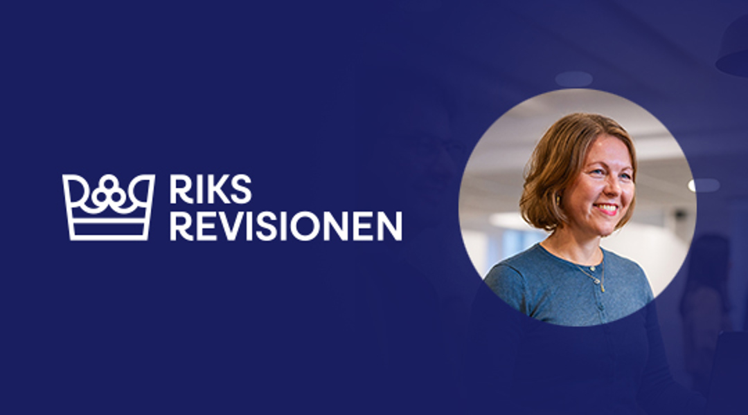 Riksrevisionens logotyp på en blå bakgrund. I en cirkel en porträttbild av en glad kvinna.