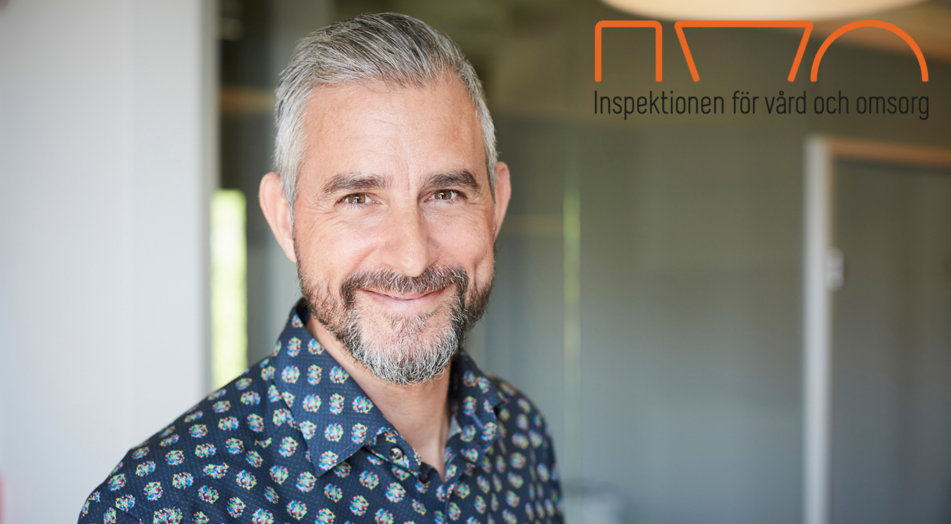 Logotyp IVO - Inspektionen för vård och omsorg. Glad manlig medarbetare.