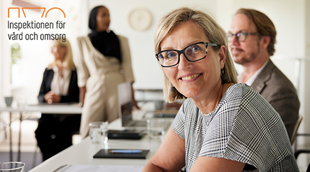 Logotyp IVO - Inspektionen för vård och omsorg. Kvinnlig medarbetare.