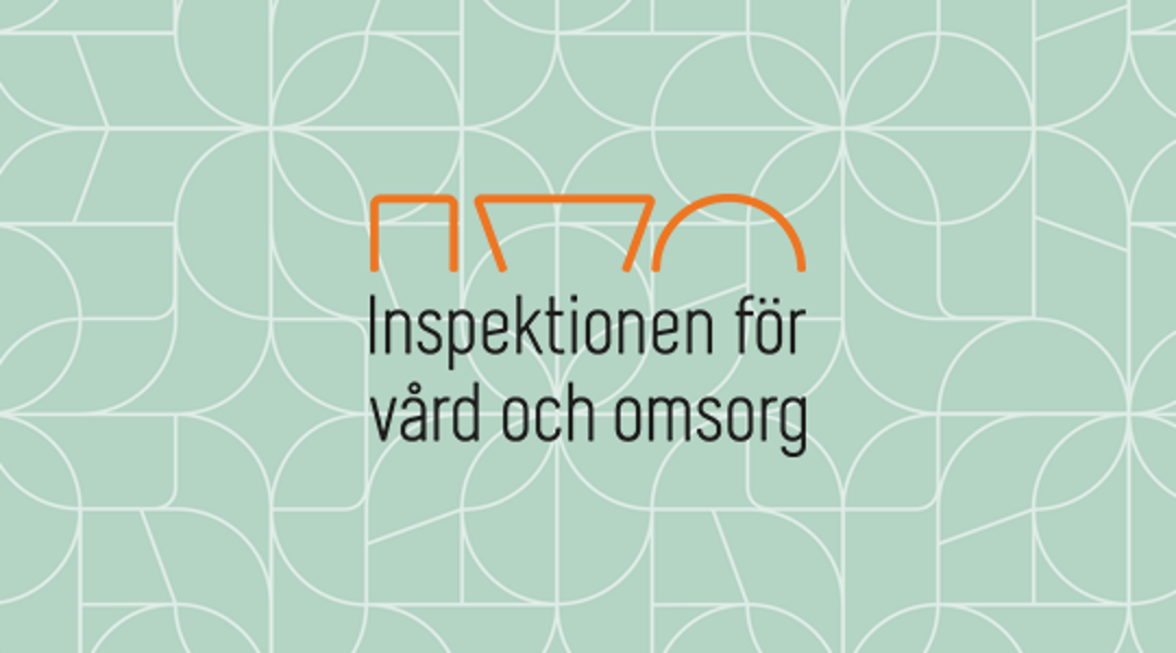 Mönstrad grön bakgrund med logotypen för Inspektionen för vård och omsorg (IVO) i orange.