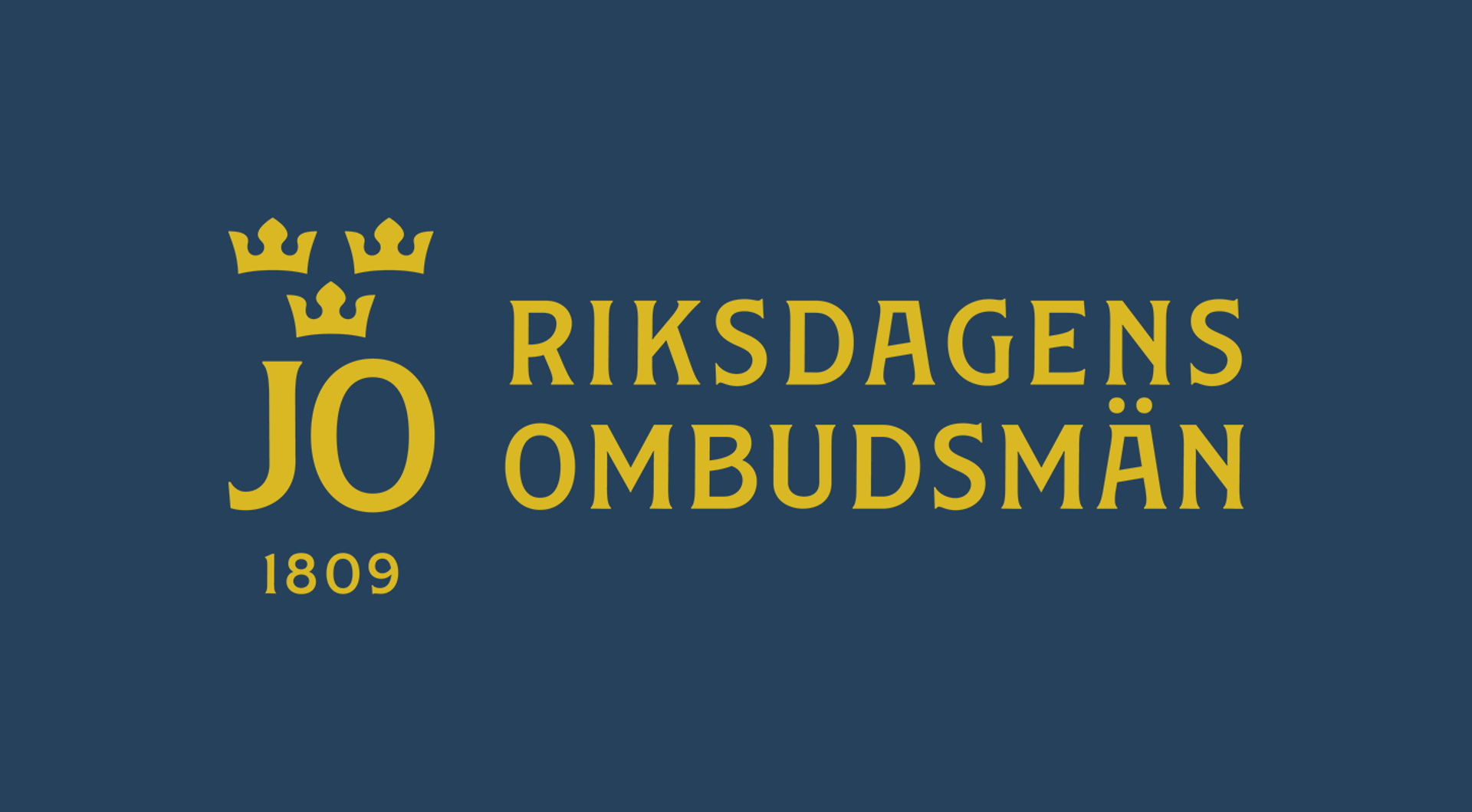 Logo för JO Riksdagens ombudsman på blå platta