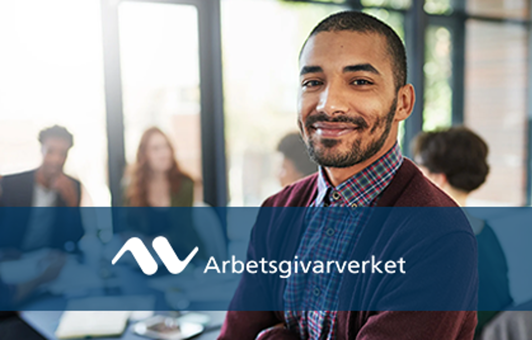 Bild med glad kille i kontorslandskap. Arbetsgivarverkets logotyp.