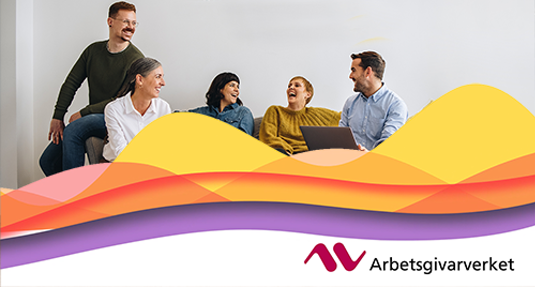 Glada kollegor i soffa. Arbetsgivarverkets logotyp.