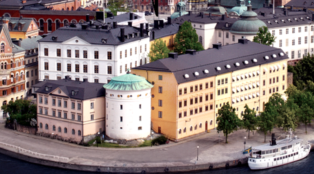 Flera hus som man ser från en kaj.