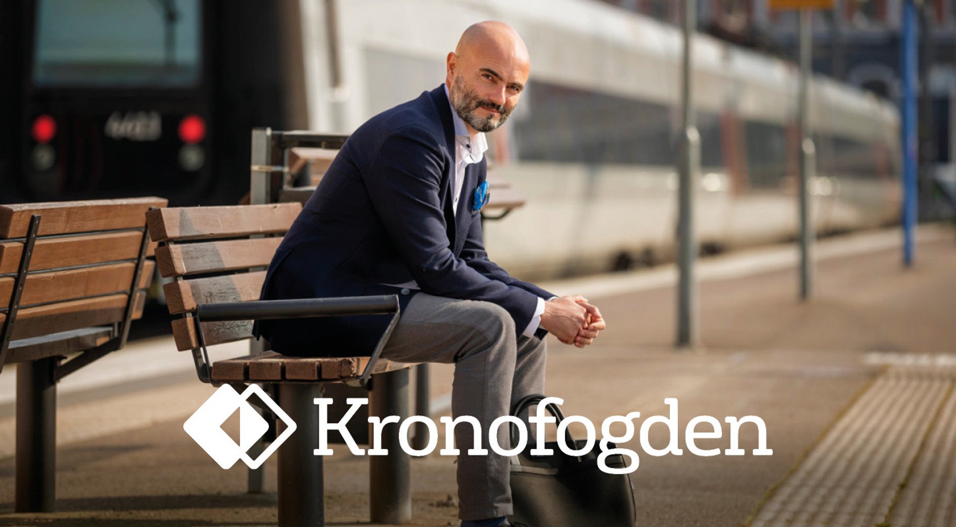 En man som sitter på en parkbänk. Kronofogdens logotyp.