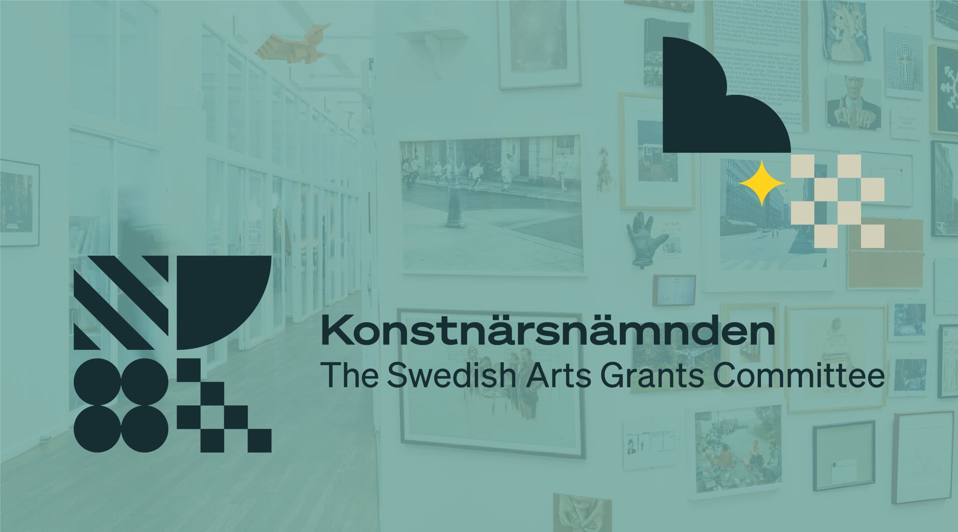 Konstnärsnämndens logotyp. I bakgrunden syns tavlor och konstverk på en vägg.