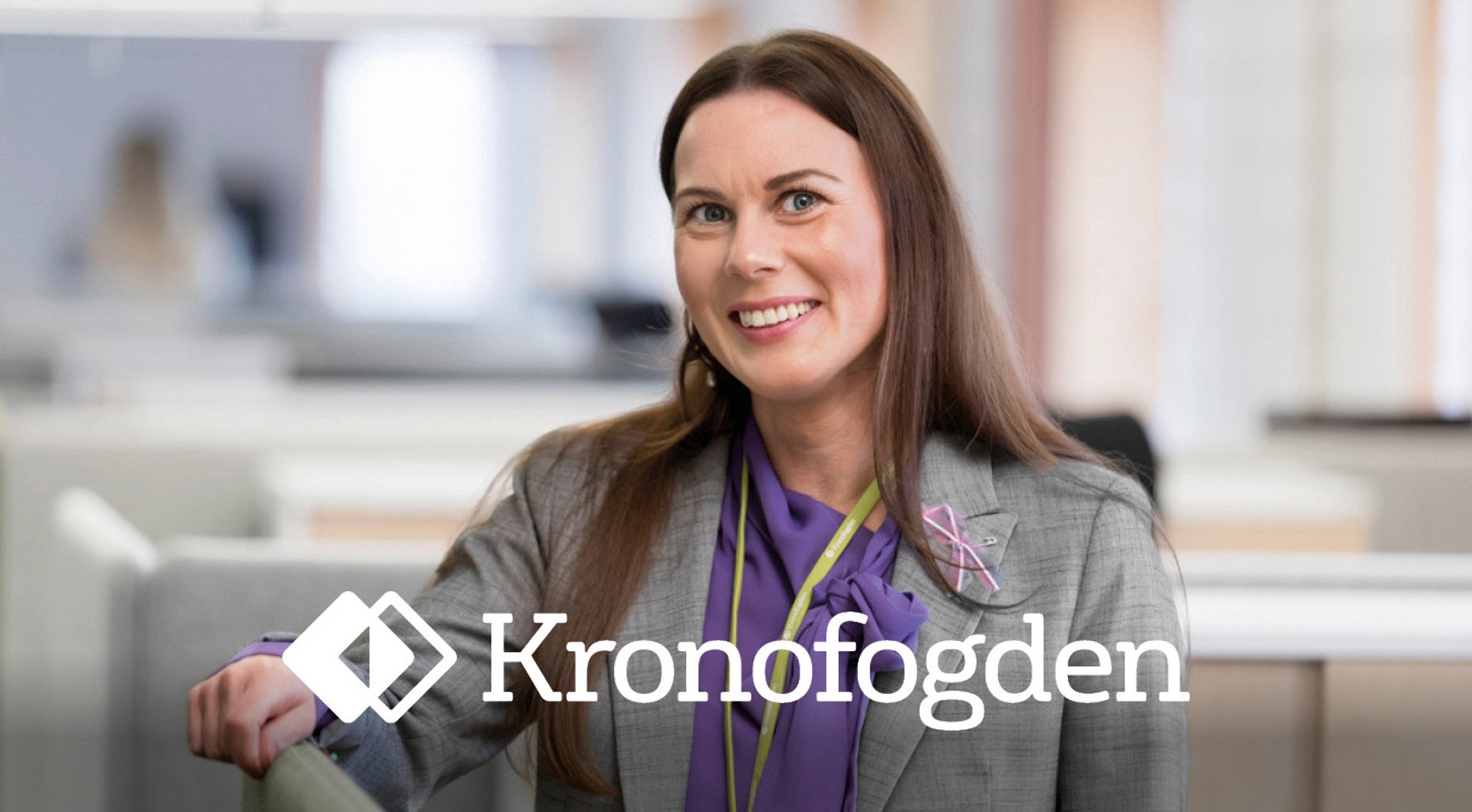 Bild på kvinna på kontor och Kronofogdens logotyp.