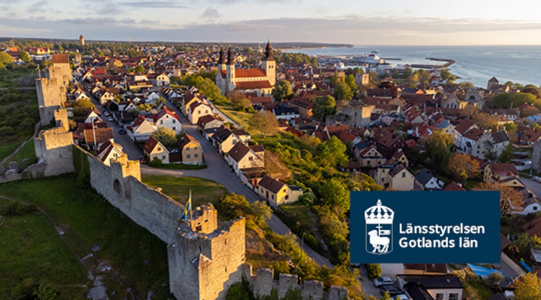 Bild över Visby och länsstyrelsen i Gotlands läns logotyp.