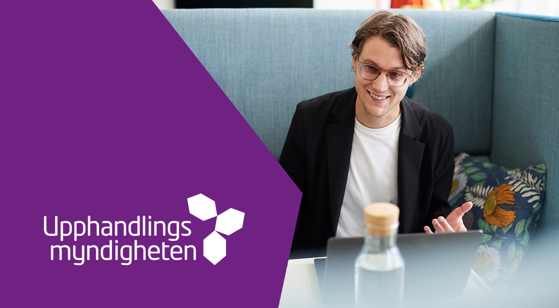 Kvinna som tittar nedåt samt texten Upphandlingsmyndigheten mot lila bakgrund.