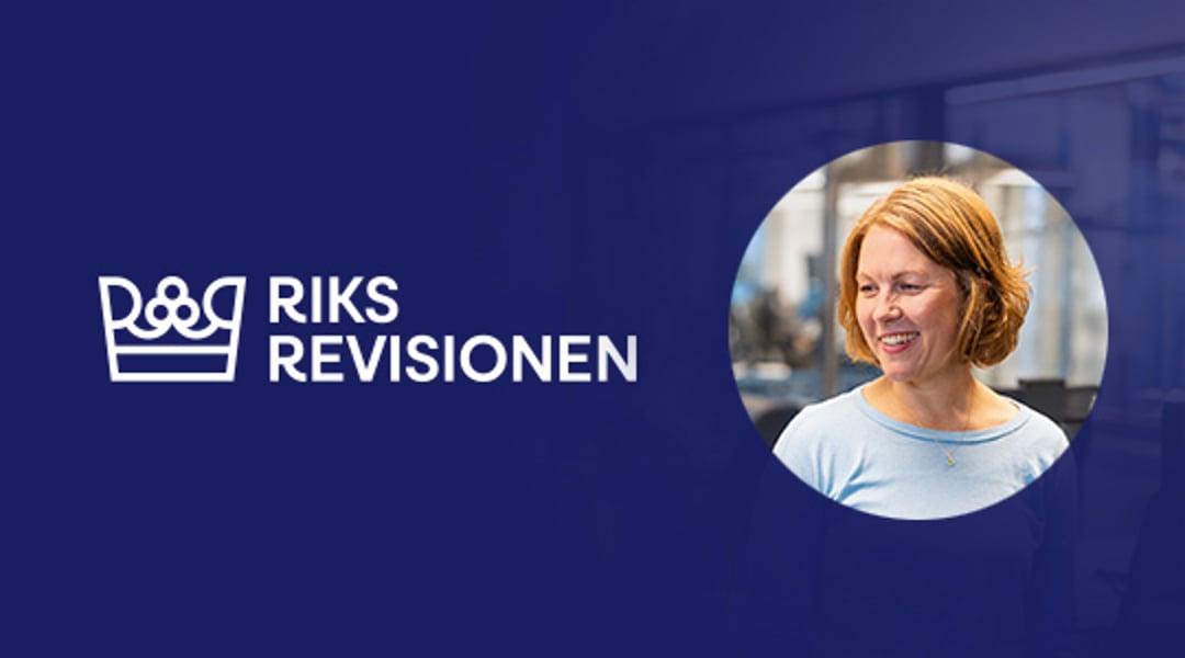 Riksrevisionens logotyp på en blå bakgrund. I en cirkel en porträttbild av en glad kvinna.