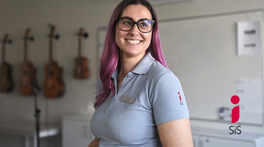 Kvinnlig medarbetare i musiksal. SiS logotyp