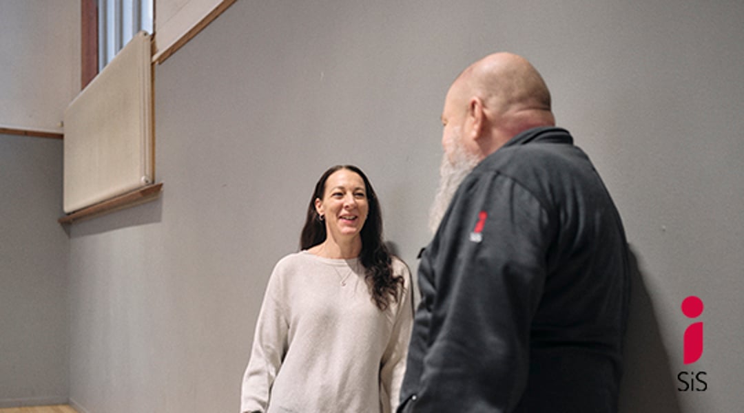 Medarbetare i samtal. SiS logotyp