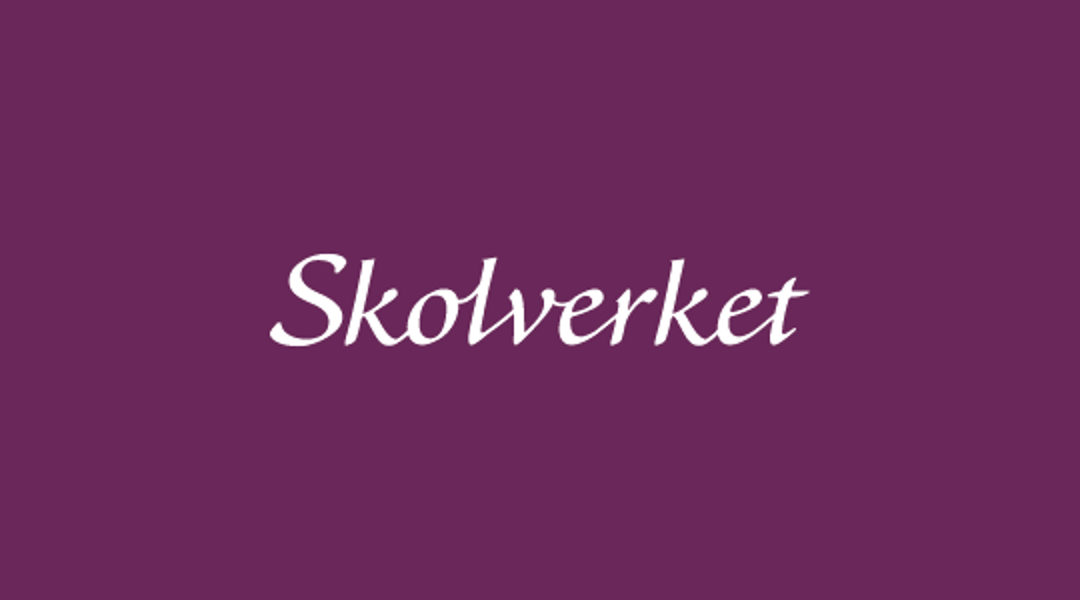 Skolverkets logotyp på mörklila platta.