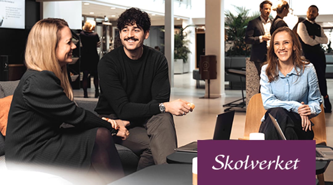 Tre personer sitter vid ett bord och samtalar. Bärbara datorer på borden. Skolverkets logotyp.