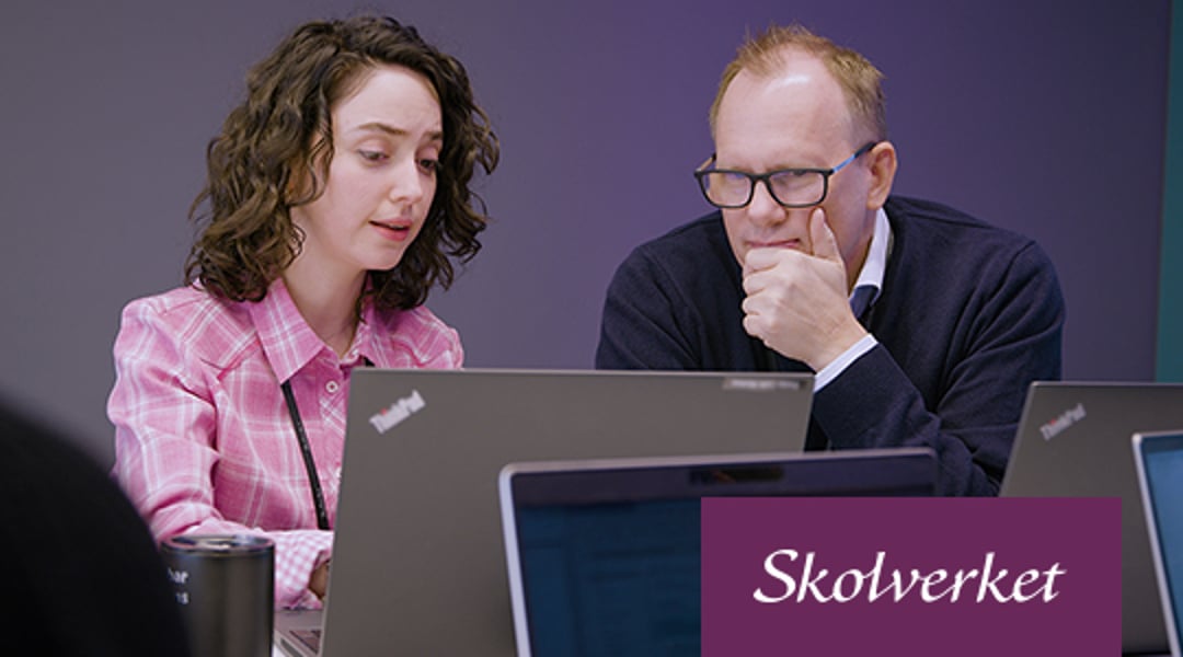 Bild på två personer i samtal framför en dator. Skolverkets logotyp.