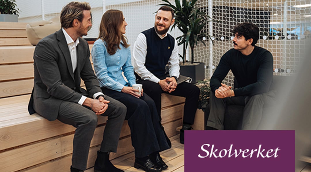 Bild på fyra personer i samtal i kontorslandskap. Skolverkets logotyp.