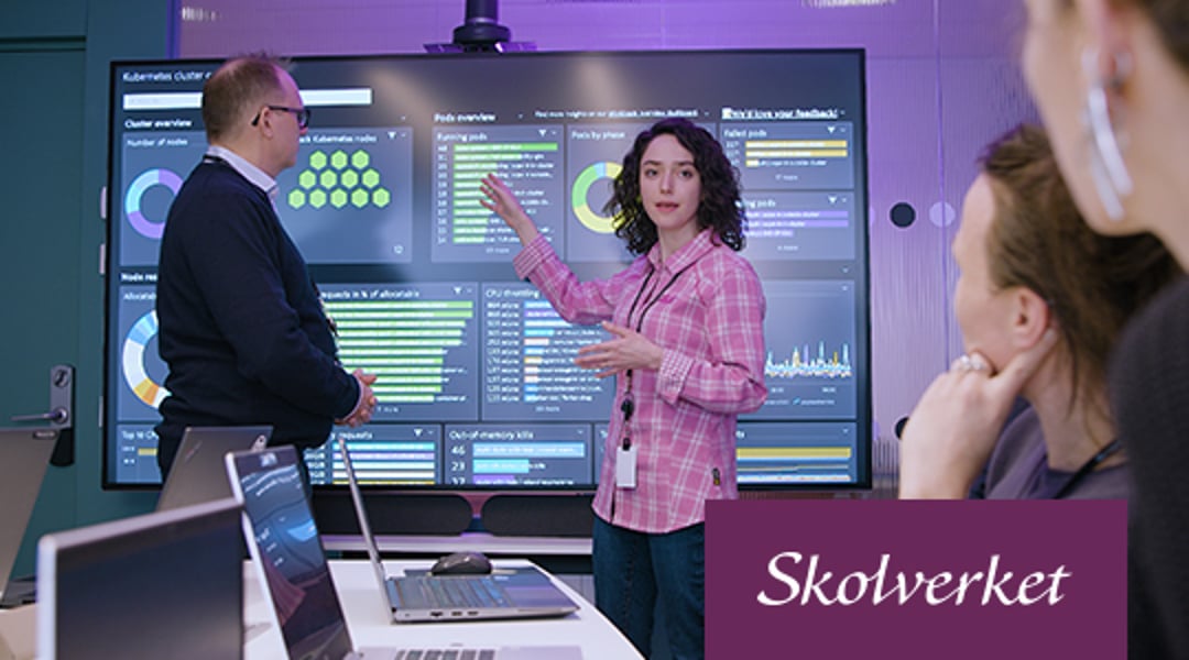 Bild på fyra personer i samtal framför en stor skärm. Skolverkets logotyp.