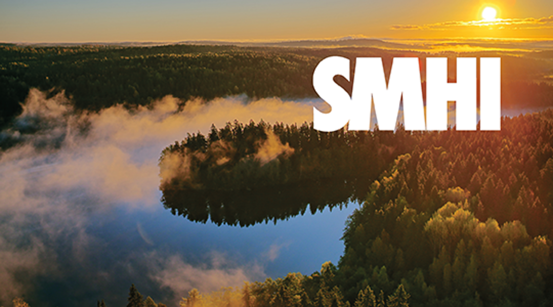 Logotyp för SMHI - på ett foto av skog och sjö.