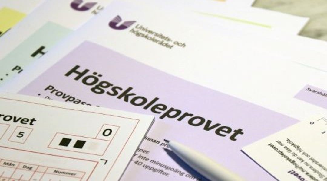 Foto av papperskopior av högskoleprovet.