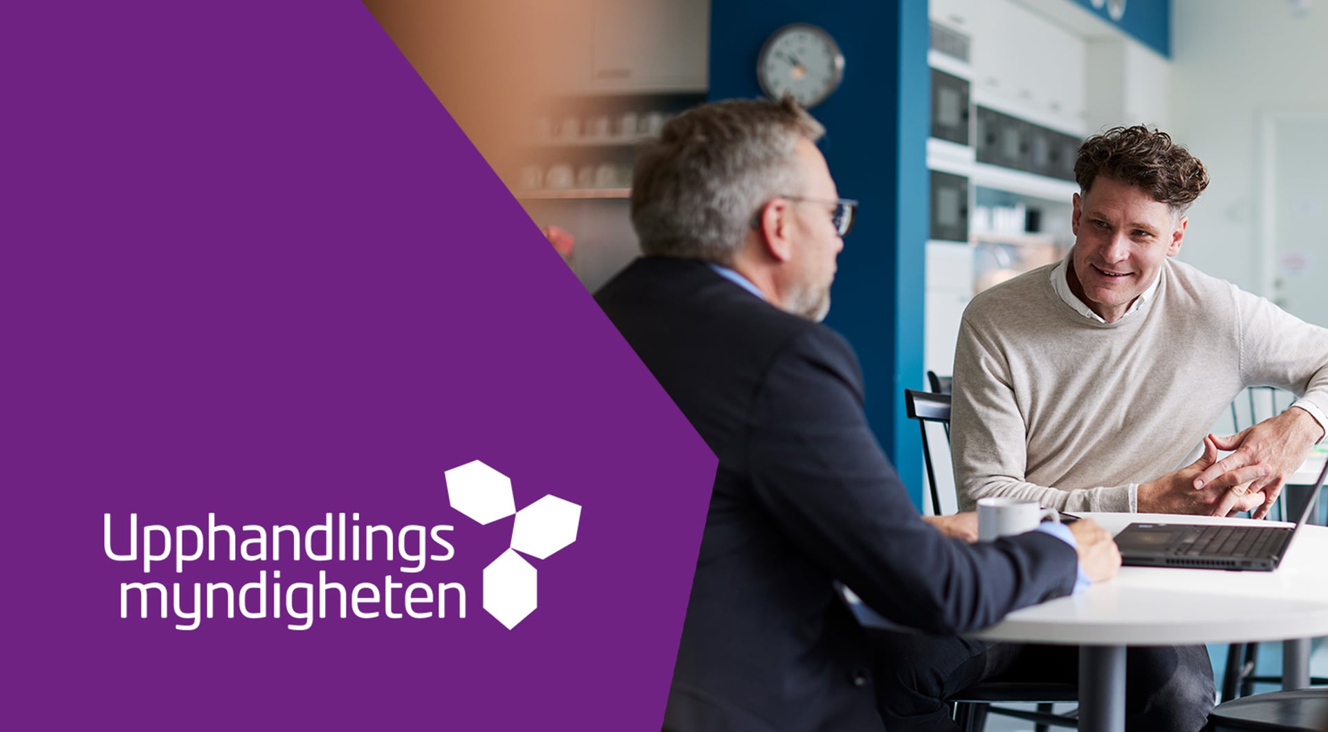Upphandlingsmyndighetens logotyp på lila bakgrund och två män i samtal i kontorsmiljö.