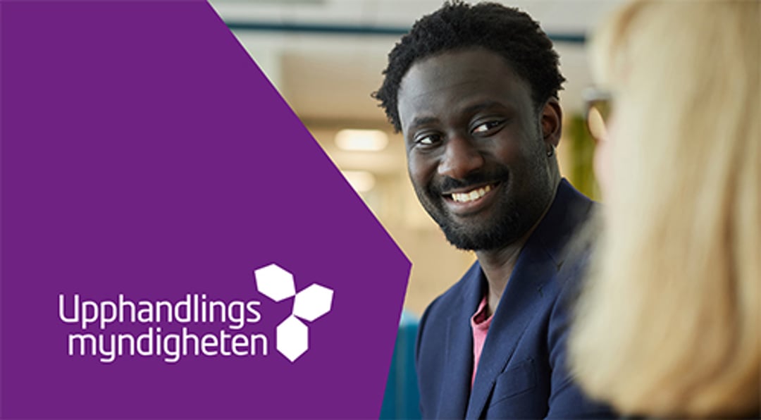 Upphandlingsmyndighetens logotyp på lila bakgrund och en glad person i kontorsmiljö.