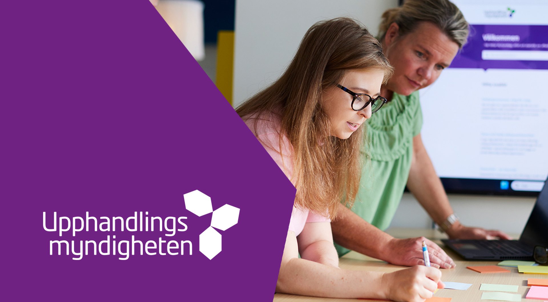 Upphandlingsmyndighetens logotyp på lila bakgrund och personer i workshop i kontorsmiljö.