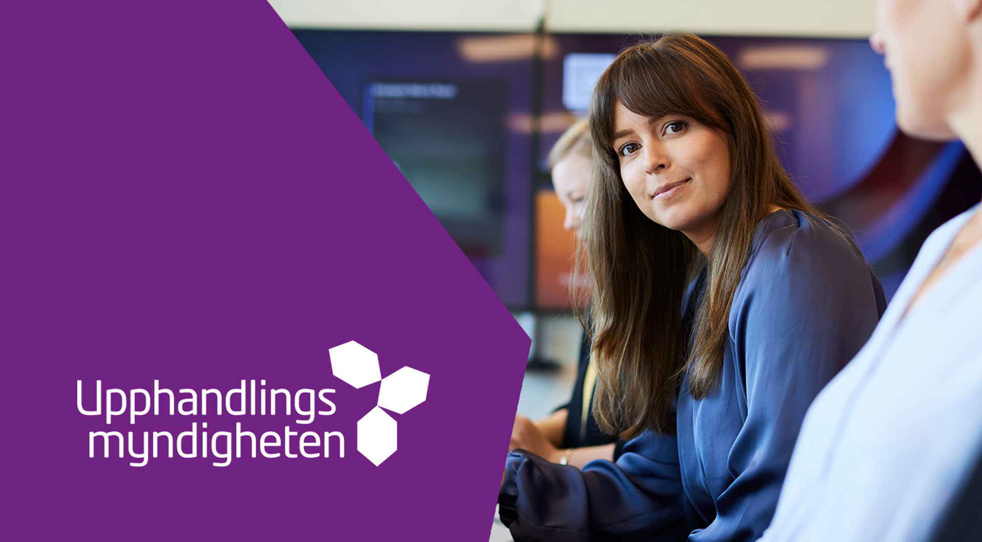 Glad kvinnlig jurist i mötesrum. Upphandlingsmyndighetens logotyp.