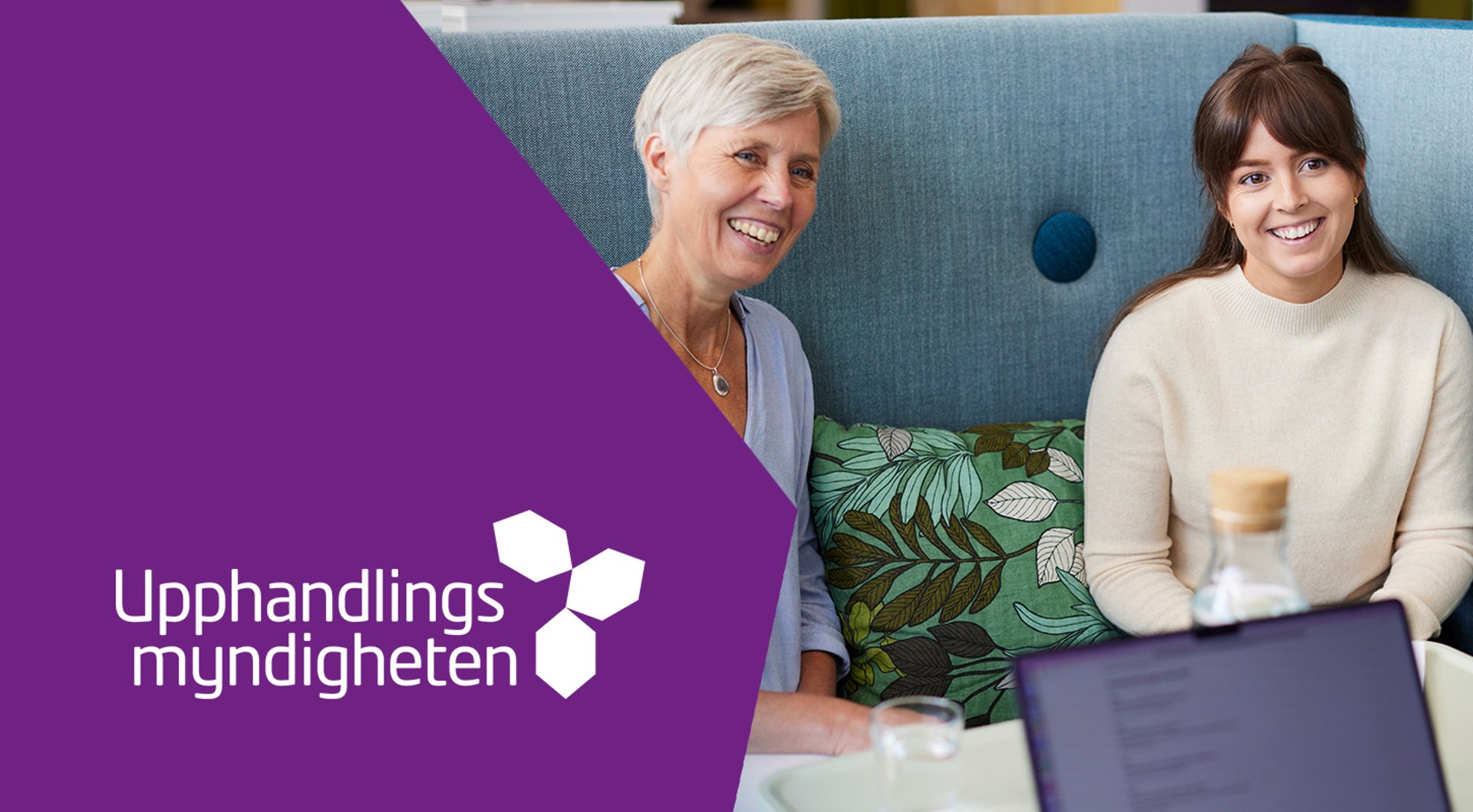 Två glada kvinnor, en yngre och en lite äldre. Upphandlingsmyndighetens logotyp.