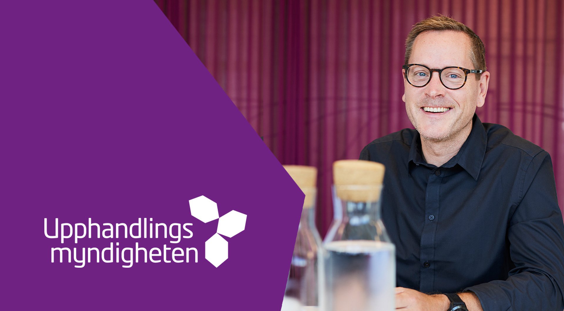 Glad medarbetare på Upphandlingsmyndigheten. Logotyp Upphandlingsmyndigheten