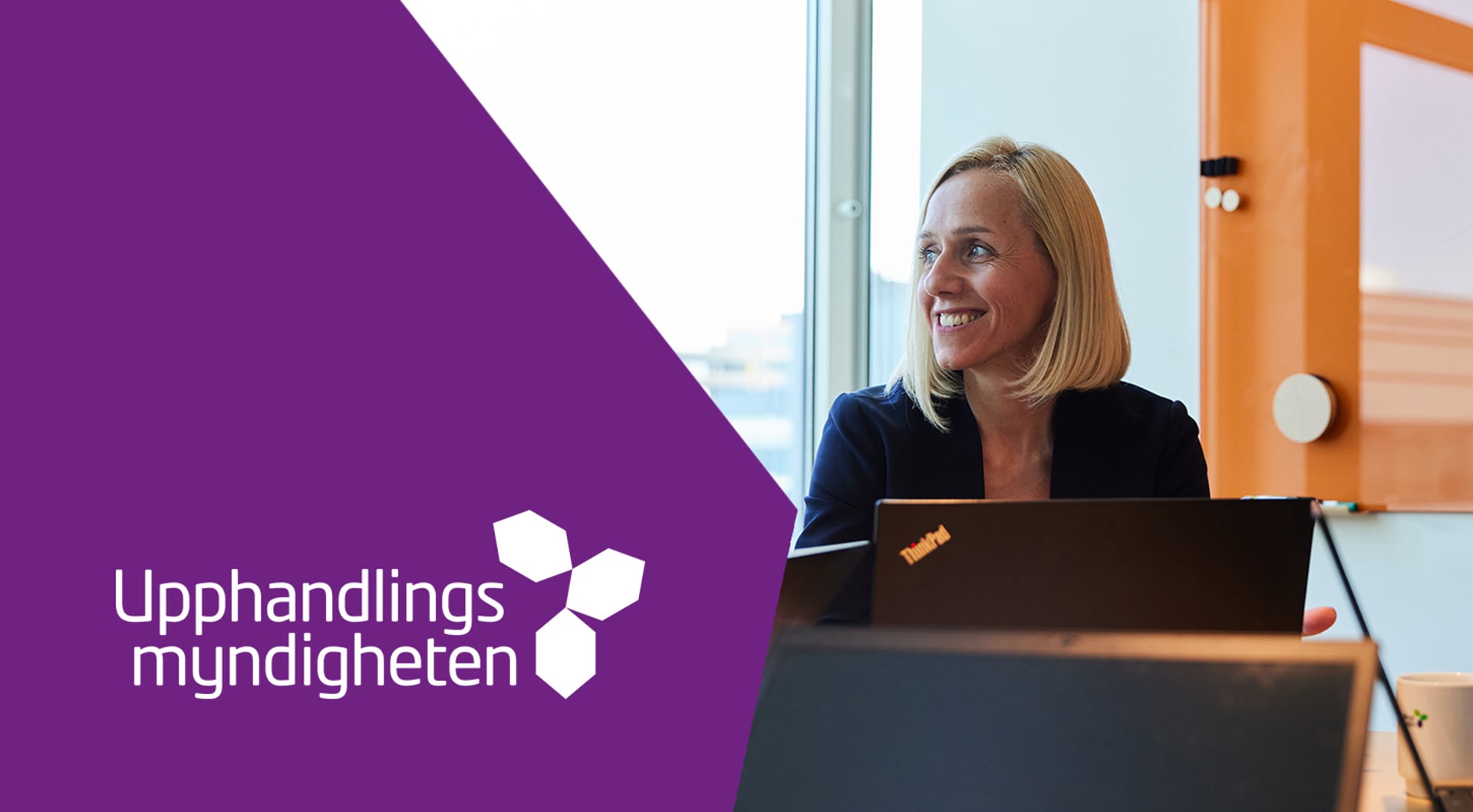 Upphandlingsmyndighetens logotyp på lila bakgrund och en kvinna i kontorsmiljö.