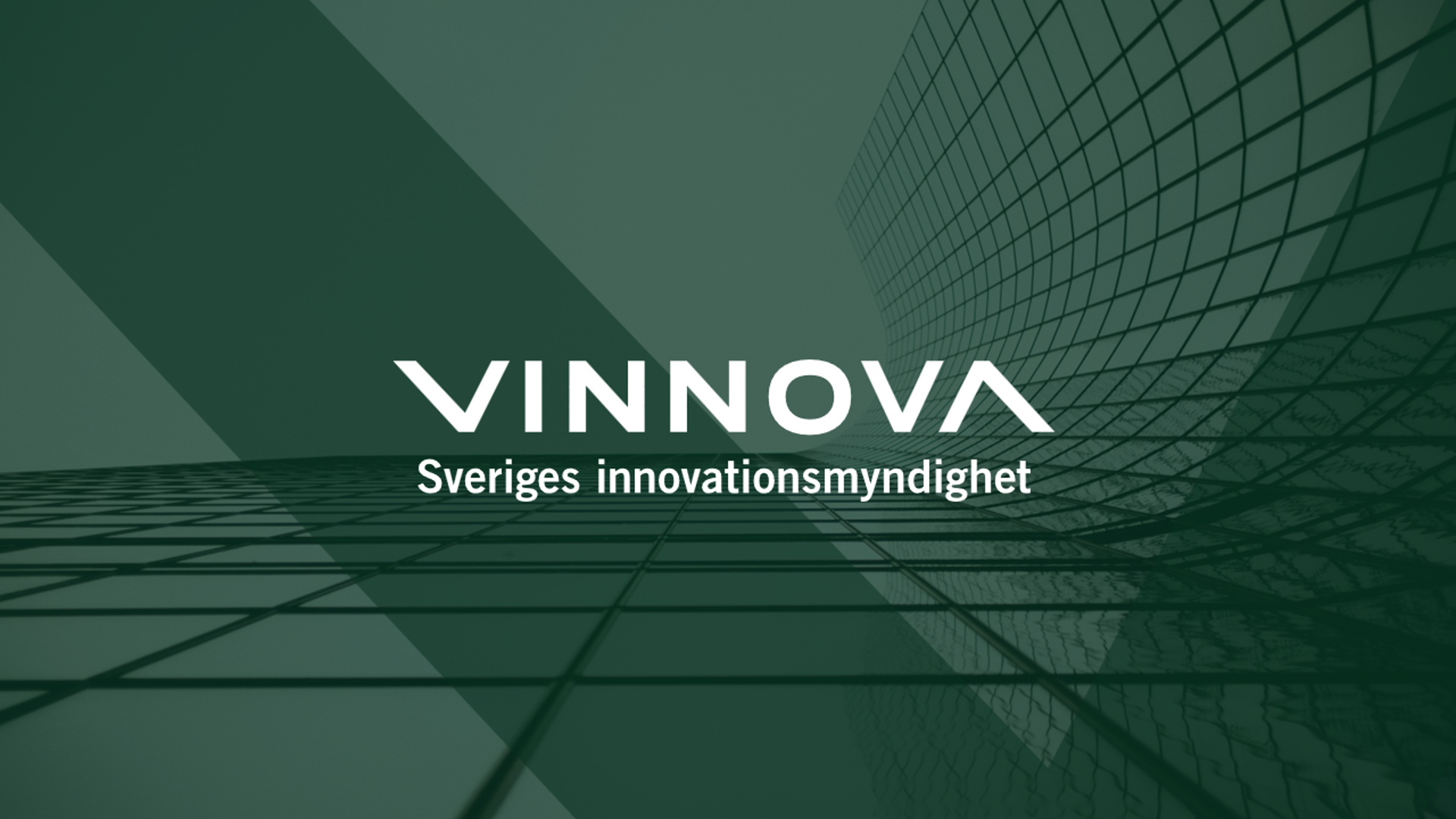 Vinnovas logotyp på grön bakgrund med glasvägg.