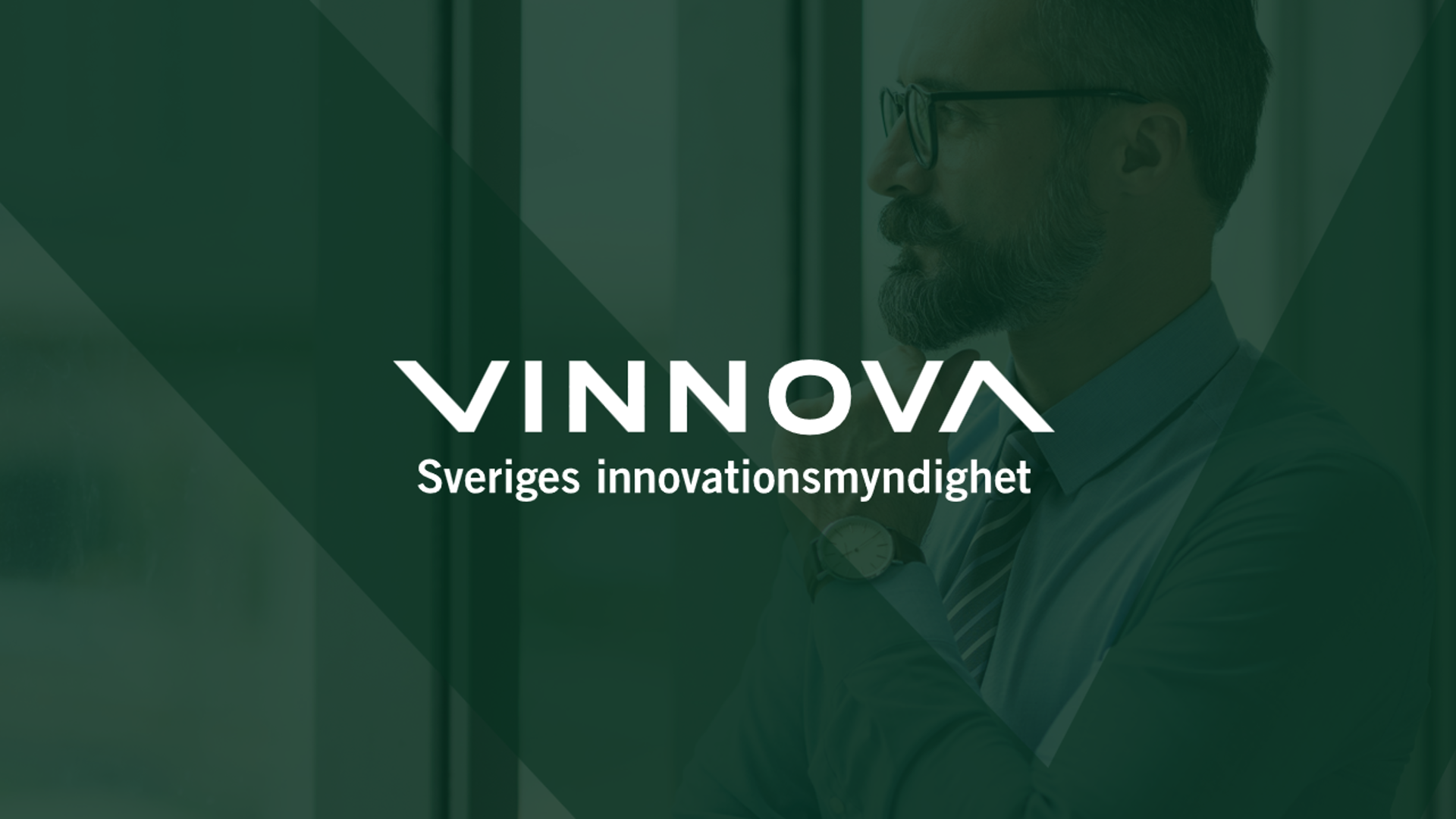 Vinnovas logotyp på en grön bakgrund.