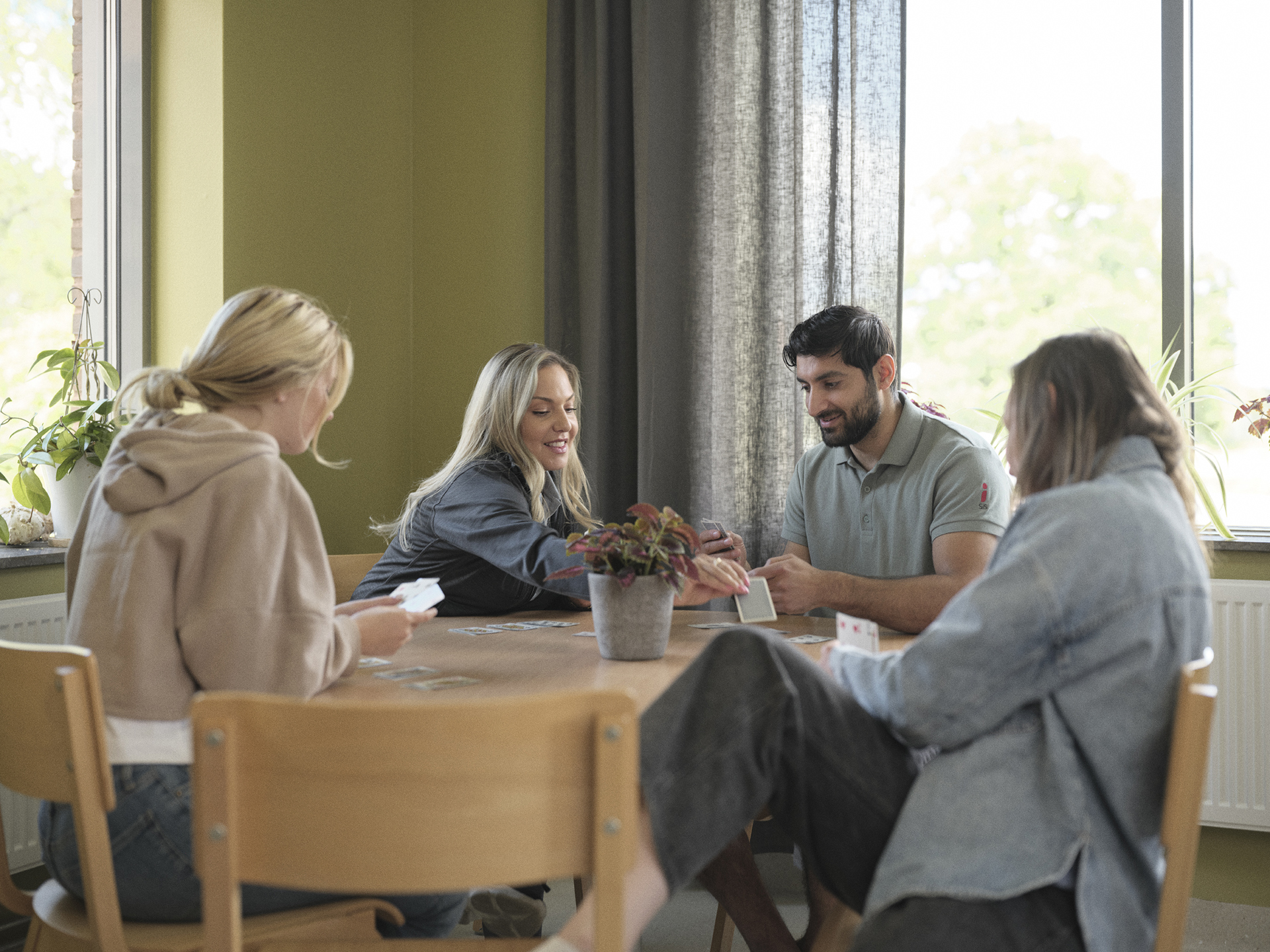 Medarbetare och ungdomar i samtal på SiS-hem