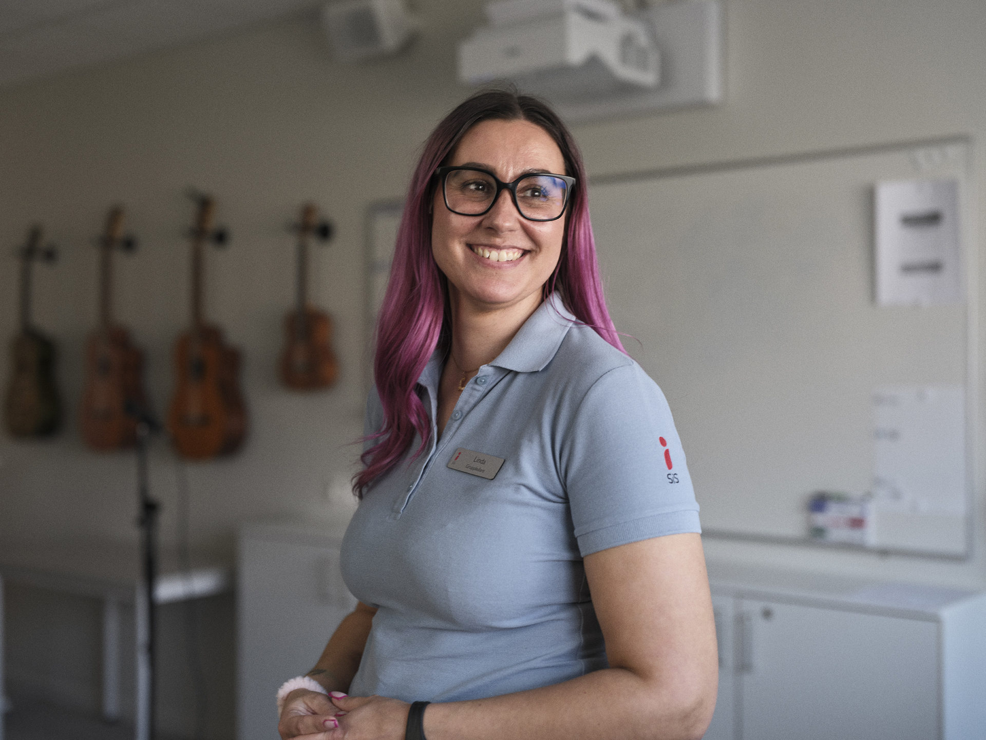 Lärare på musiklektion på SiS-hem