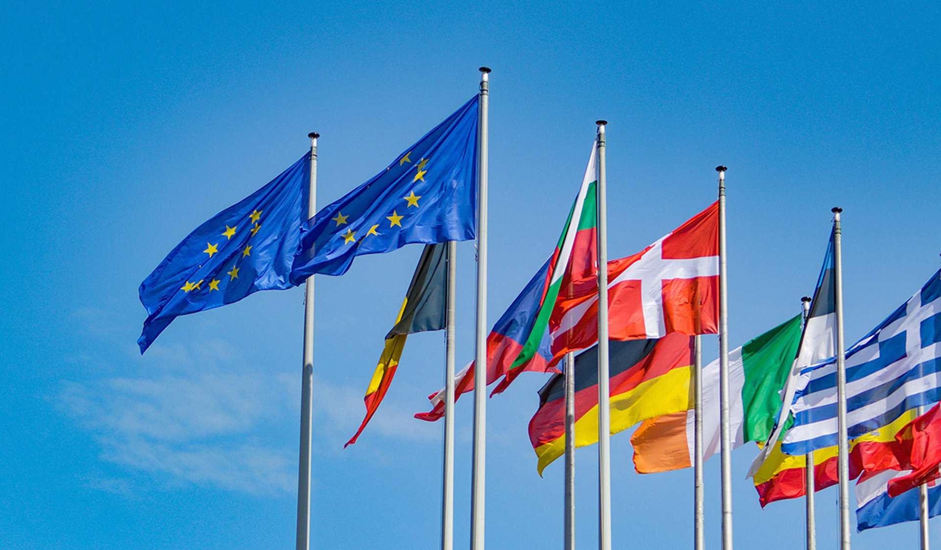 Europeiska flaggor på flaggstänger