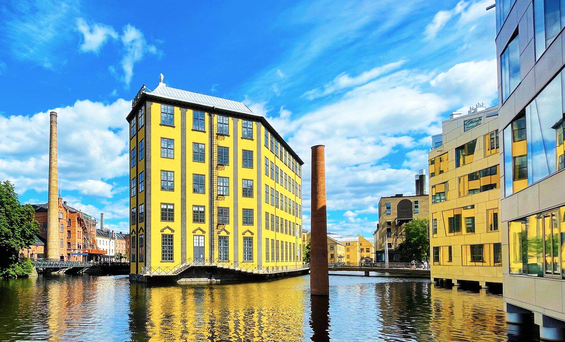 Arbetets museum i Norrköping - gul byggnad vid vatten
