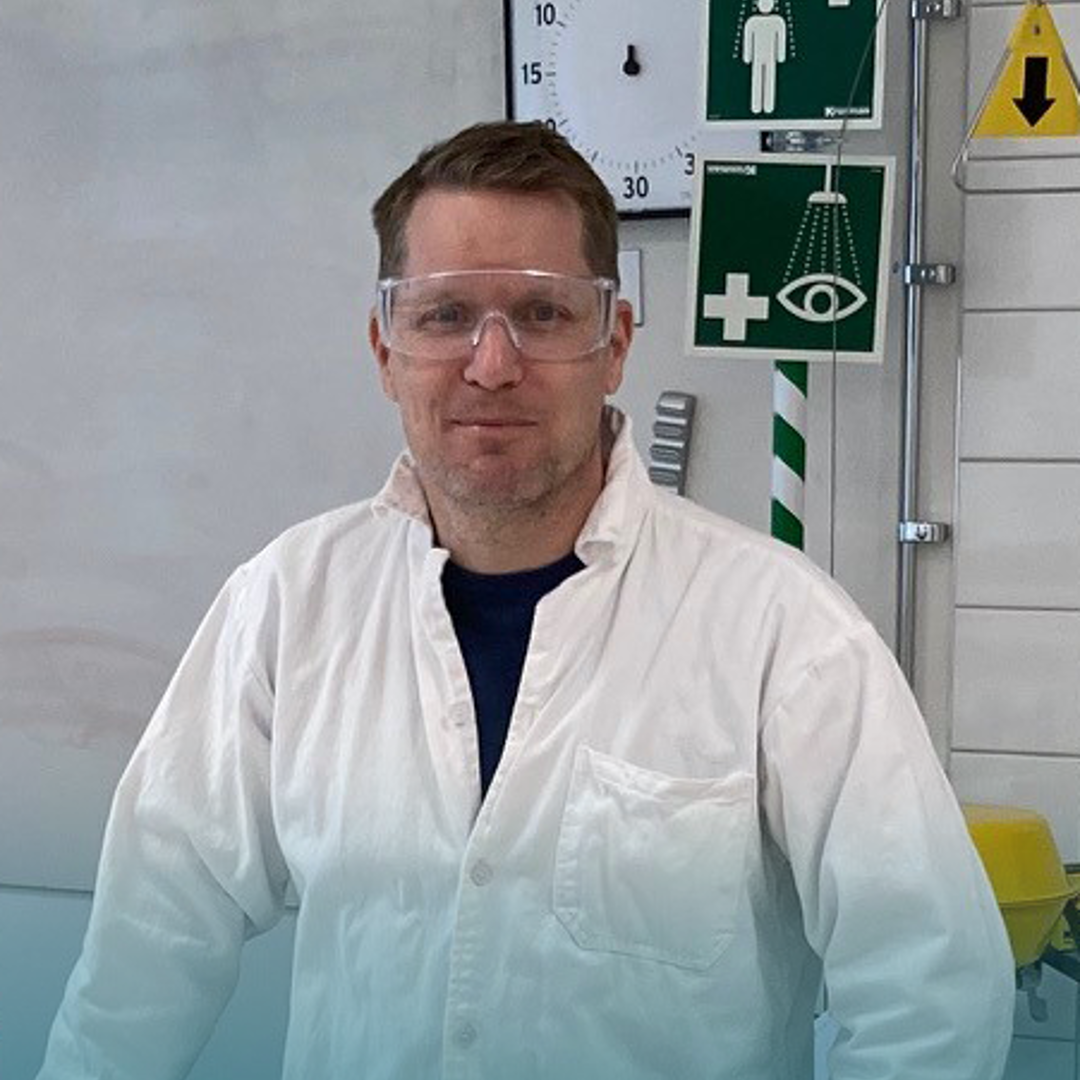 Kristian Johansen, SiS, med skyddsglasögon på i NO-klassrum.