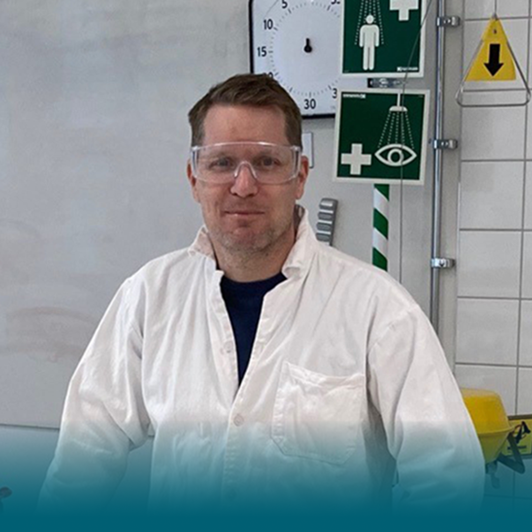 Kristian Johansen, SiS, med skyddsglasögon på i NO-klassrum.