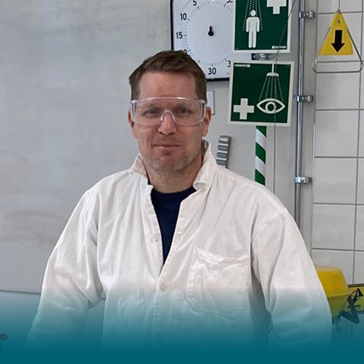 Kristian Johansen, SiS, med skyddsglasögon på i NO-klassrum.